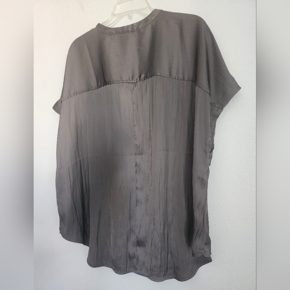 Old Navy Women's Gray Satin Blouse Collarless Lightweight Sz XXL. - Picture 6 of 7